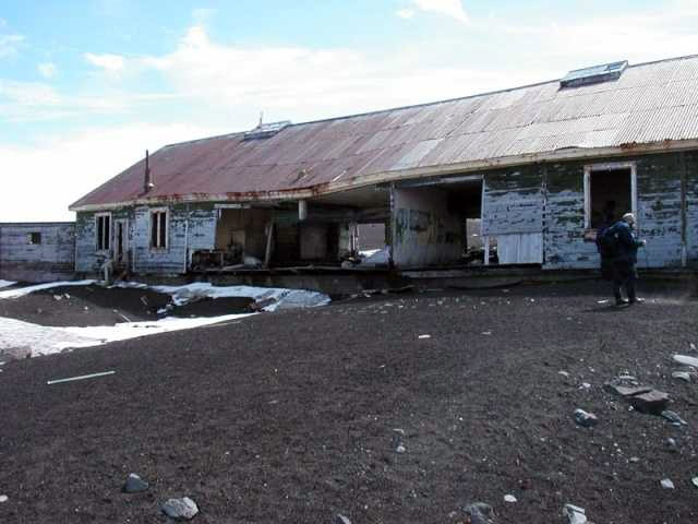 Deception base hut December 2003