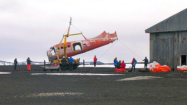 Removal of Otter 294 before being brought back to the U.K. 