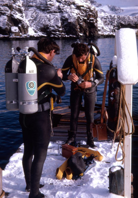 Pete Redfern and Charlie le Feuvre preparing for a dive