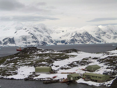 Signy and RSS Shackleton in 2003