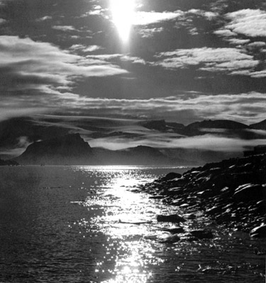 Contre jour over Borge Bay summer