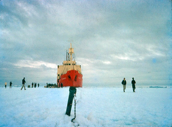 Sea ice relief by dog sled