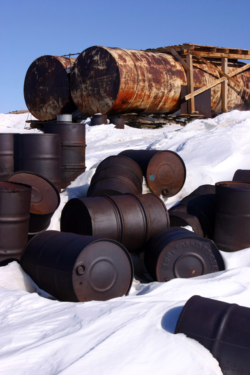 Campaña Antártica 2020/21 - Página 2 Abandoned-oil-drums-Leningradskaya-base-Oates-Land